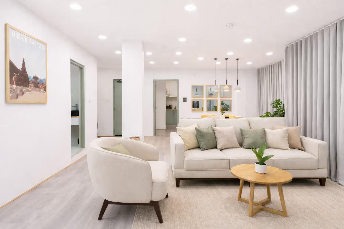 Stylish 2BR Apartment Near Airport — interior view 1