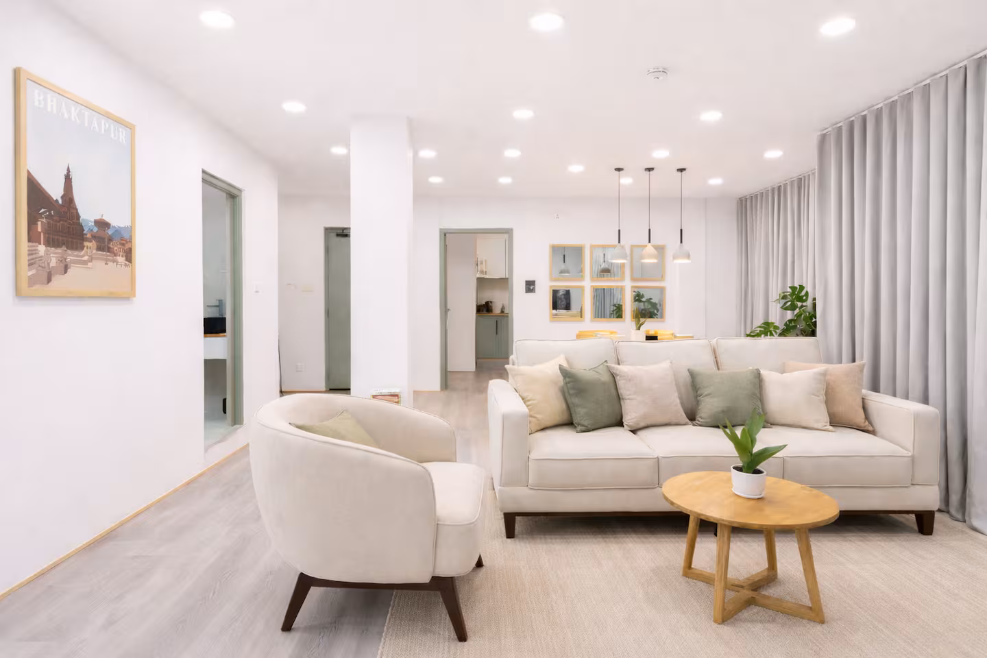 Stylish 2BR Apartment Near Airport — interior view 1